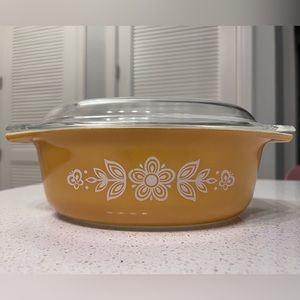 Pyrex Butterfly Gold 1 1/2 quart covered casserole dish 043 by corningware